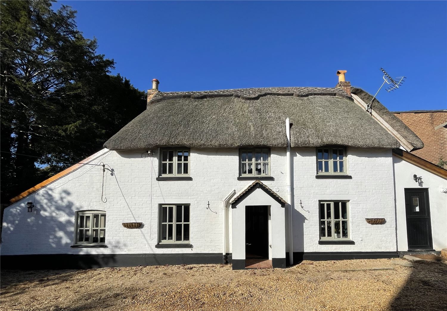 Holly Cottage a traditional thatched holiday home sleeping up to 7. Dogs welcome too